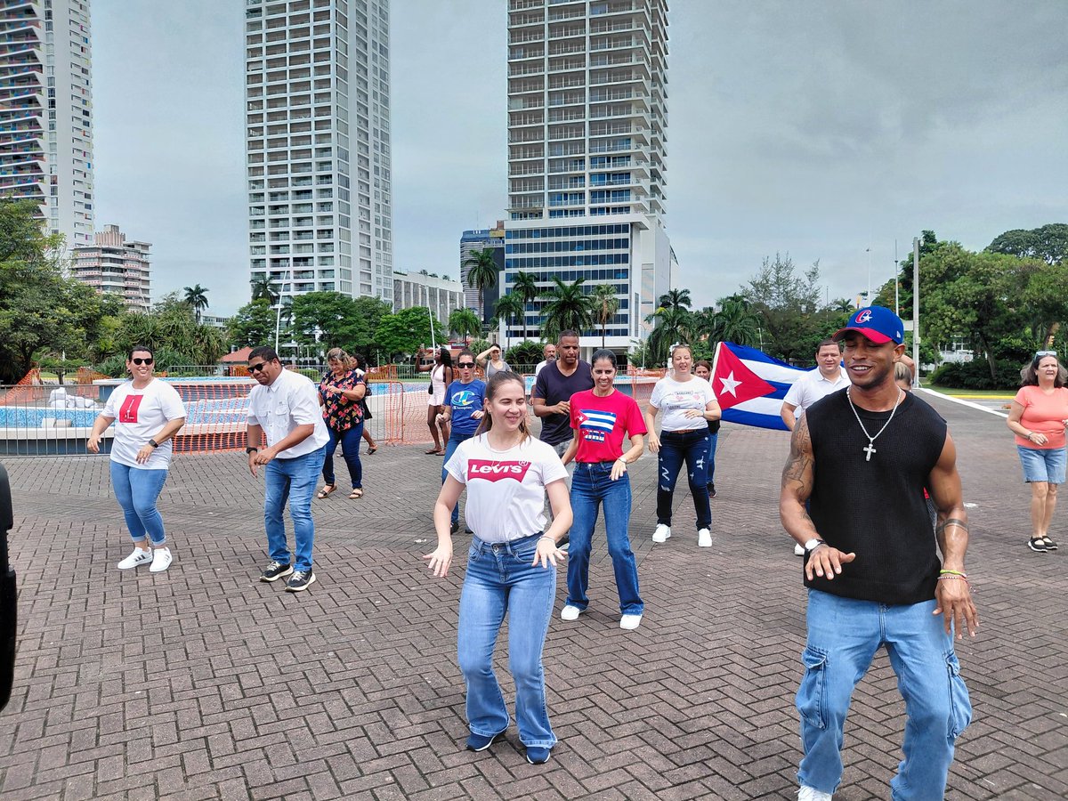 ‼️Un sabroso casino al son de Van Van‼️

Fue la iniciativa de un grupo de cubanos residentes y hermanos solidarios en #Panama 🇵🇦 para condenar el bloqueo a #Cuba🇨🇺

#TumbaElBloqueo
