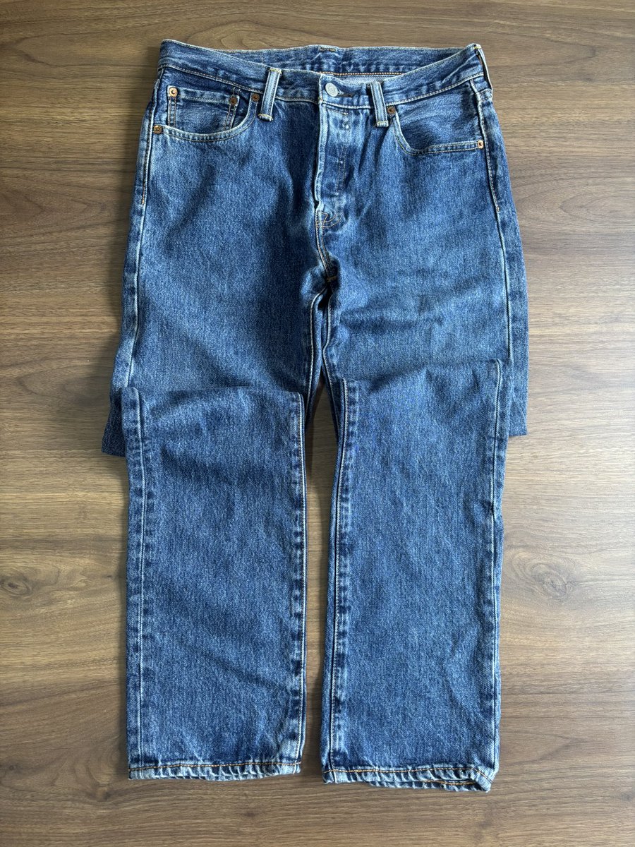 thriftedthrvds's tweet image. waist: 29/30
length: 32
condition: 10/10
price: ¢140
