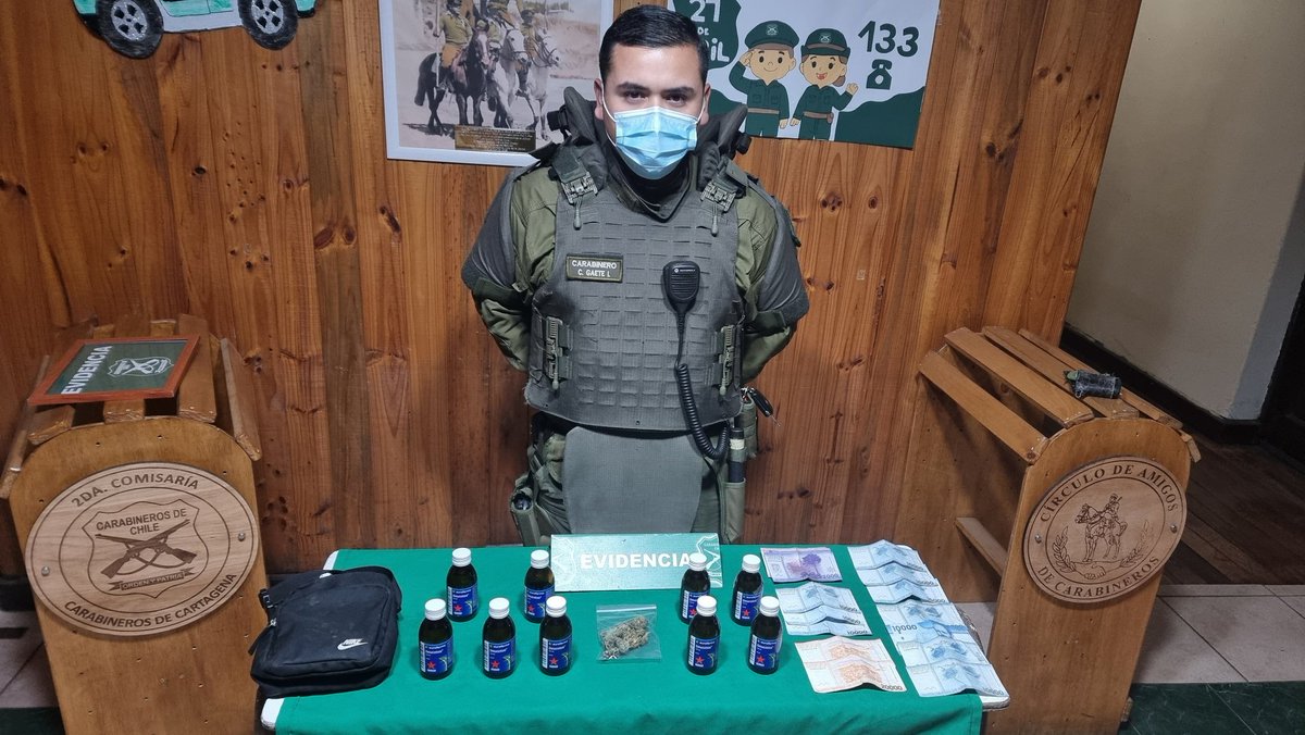 Carabineros de la 2° Comisaría #Cartagena logró la detención de dos individuos, los cuales fueron sorprendidos portando diversos tipos de drogas y elementos prohibidos que se encuentran sujetos a control de estupefacientes.
#OrdenyPatria