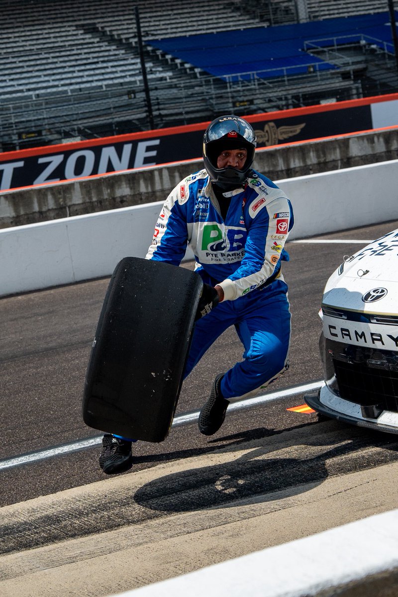 LEGACYMotorClub's tweet image. Fresh rubber and a full tank of fuel before we begin the second stage!
