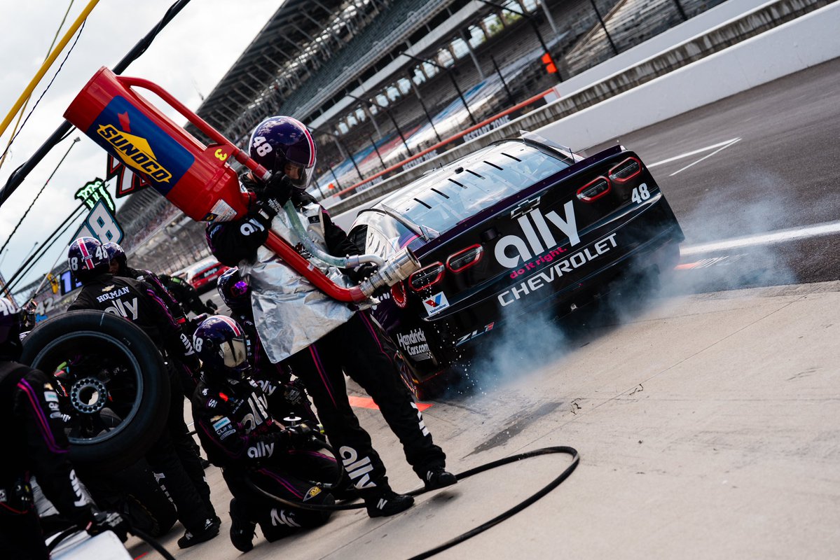 TeamHendrick's tweet image. The No. 48 stayed out at the end of the first stage to restart on the front row 👀