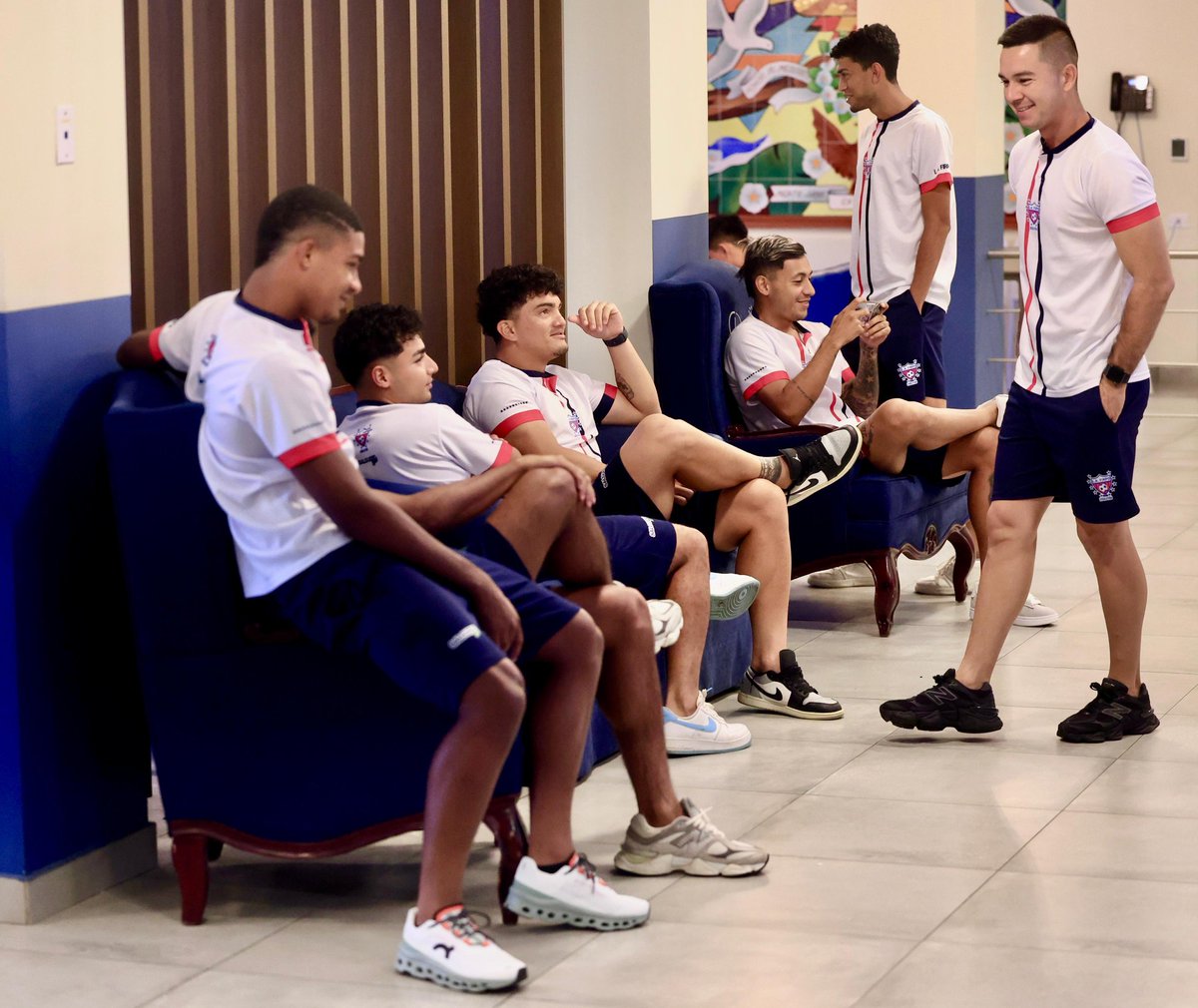 #Fútbol ⚽| Luis Ángel Firpo se encuentra alojado en las instalaciones del Hotel INDES, ubicado en el Complejo Deportivo de Merliot. El cuadro usuluteco decidió mantenerse en la capital tras la suspensión del partido de anoche ante Alianza, debido a las fuertes lluvias que