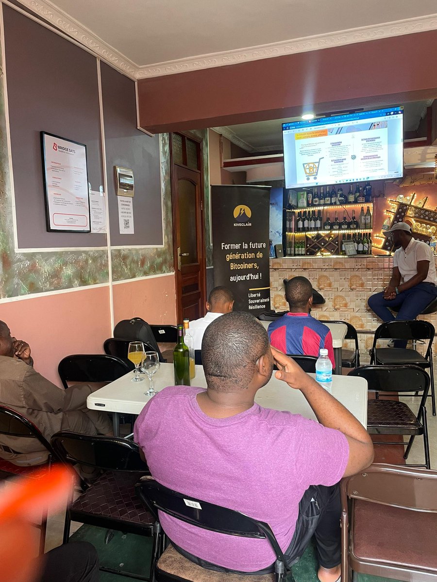 hamisichris02's tweet image. Ce samedi, j’ai facilité un meetup sur Bitcoin & Commerce en Afrique.
💡 +60% des jeunes en Afr ont un smartphone
📦 E-commerce : >40 Mds $ en Afr en 2025
🛒 +85% du commerce est informel
Et pourtant…
Nous avons payé des œufs en BTC😉
→ Instantané. Transparent. Sans frais.