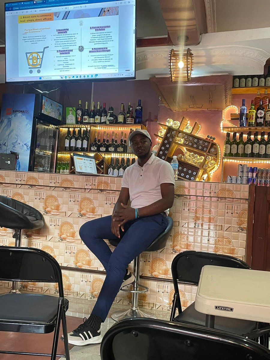 hamisichris02's tweet image. Ce samedi, j’ai facilité un meetup sur Bitcoin & Commerce en Afrique.
💡 +60% des jeunes en Afr ont un smartphone
📦 E-commerce : >40 Mds $ en Afr en 2025
🛒 +85% du commerce est informel
Et pourtant…
Nous avons payé des œufs en BTC😉
→ Instantané. Transparent. Sans frais.