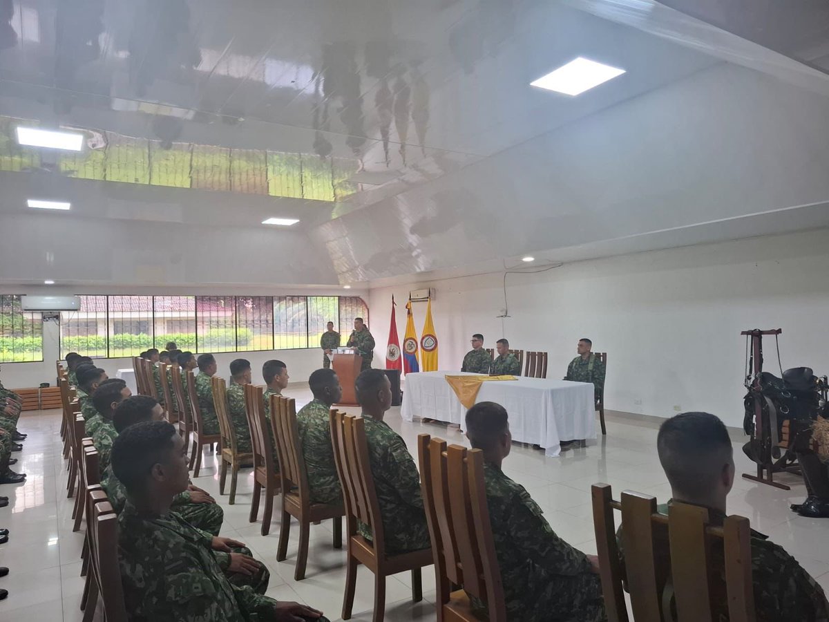 Ejercito_Div8's tweet image. En ceremonia de licenciamiento, 70 soldados culminaron su servicio militar en el Grupo de Caballería N.°18 de la #Brigada18, quienes luego de cumplir su misión constitucional en #Arauca, retornan a sus hogares.
Agradecemos a estos jóvenes por su valioso aporte al progreso y a…