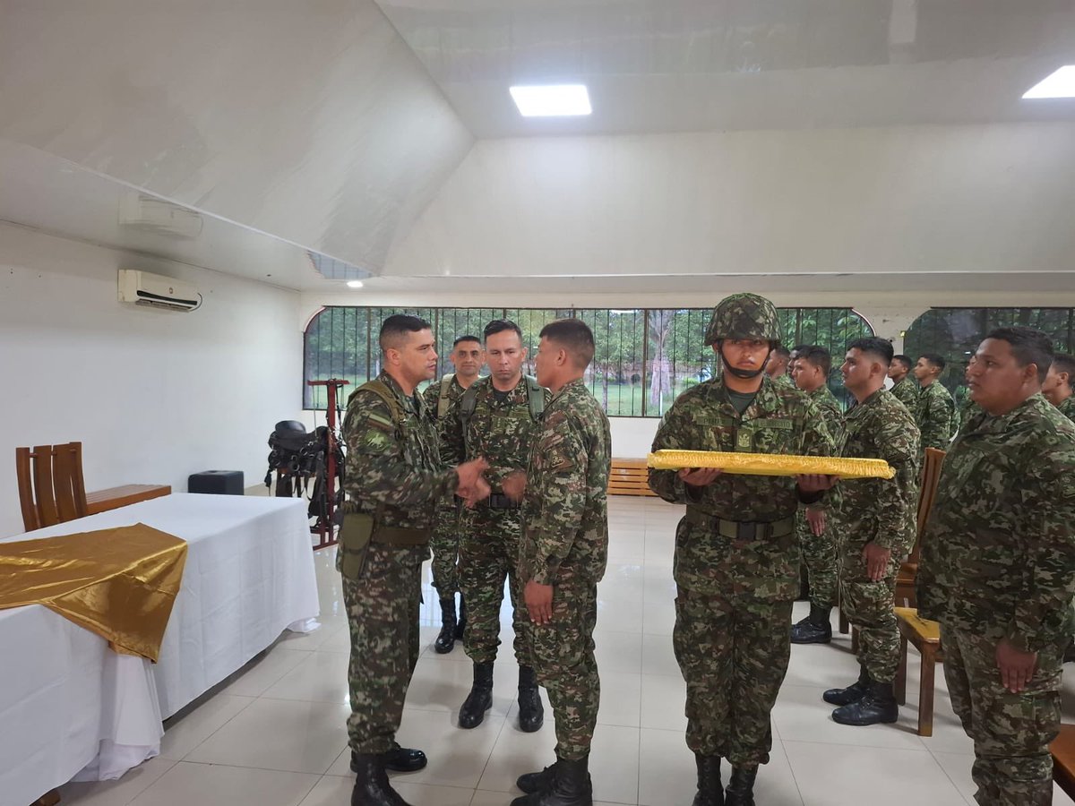 Ejercito_Div8's tweet image. En ceremonia de licenciamiento, 70 soldados culminaron su servicio militar en el Grupo de Caballería N.°18 de la #Brigada18, quienes luego de cumplir su misión constitucional en #Arauca, retornan a sus hogares.
Agradecemos a estos jóvenes por su valioso aporte al progreso y a…