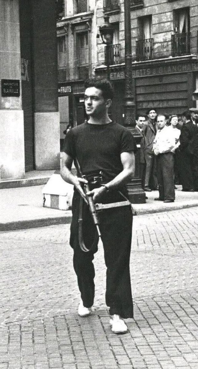 Vanguard_WW2's tweet image. 24-year old Roger Savin during the liberation of Paris.
He would not live to celebrate. Killed during a German attack, his body was found on 26 August 1944.