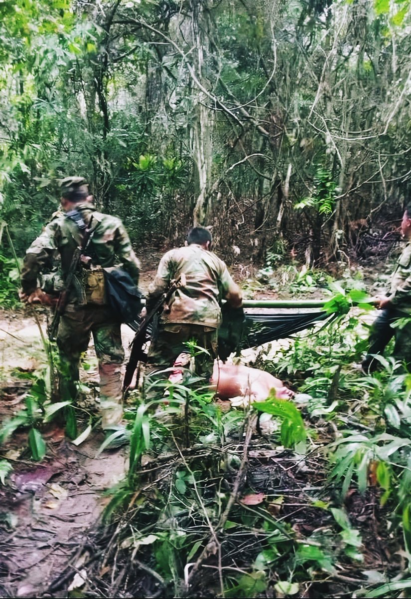 ArmataAPU's tweet image. The shirtless cambodian guy was KIA and was later recovered by his own guys