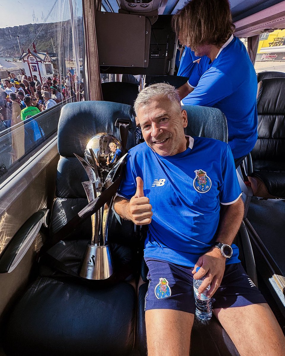 ligaportugal's tweet image. Segurança Máxima 🪢

O Troféu 🏆 do #LPLegends está a caminho da nova casa 🚌

#LigaPortugal #FCP