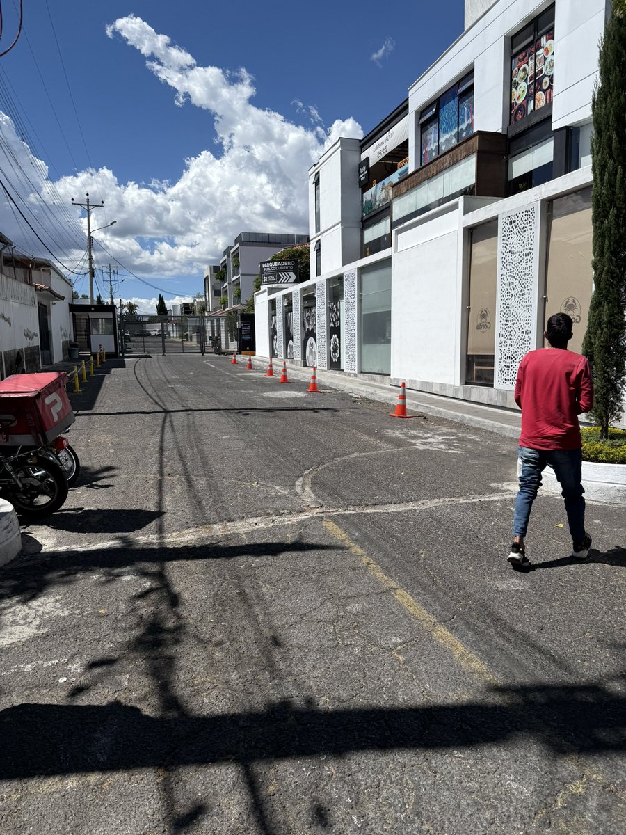KChanange's tweet photo. @AMT_Quito por favor su ayuda en la calle Fray Domingo en la Plaza Pampite de Cumbaya apropiándose del espacio público para parquear https://t.co/9rMZtNvk4w