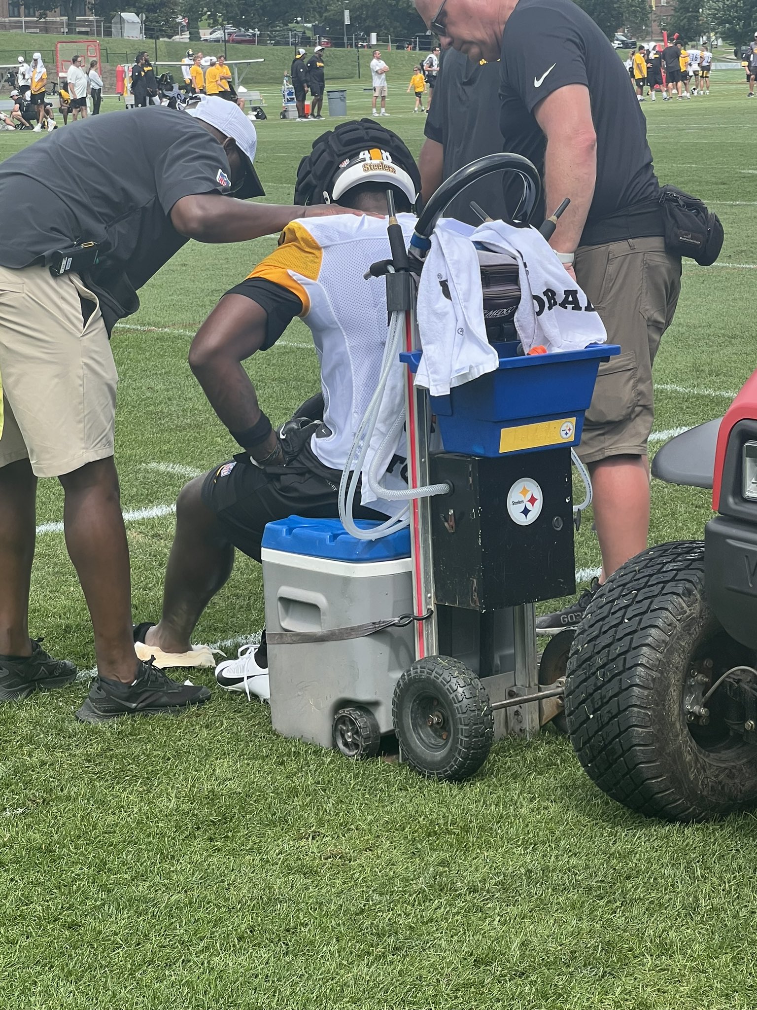 Nick Farabaugh on X: "Steelers rookie TE/FB DJ Thomas-Jones got injured in  that last team period. Trainers are looking at his left ankle  https://t.co/bbKqubdA6f" / X