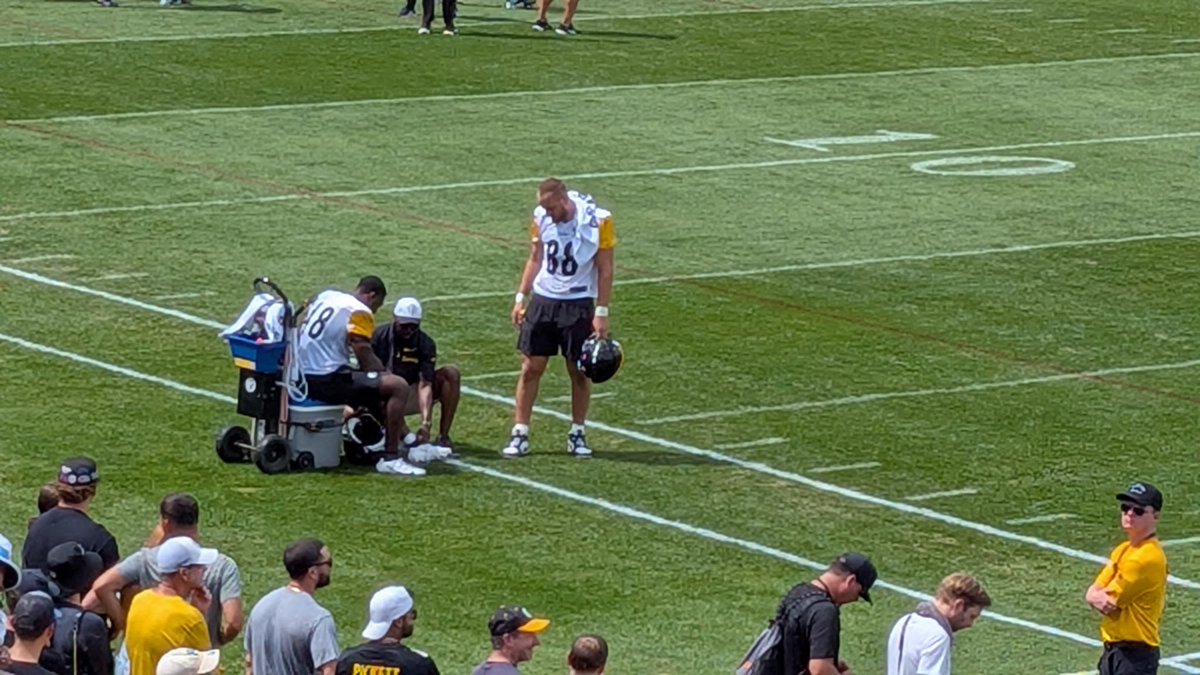 Alex_Kozora's tweet image. #Steelers head trainer Gabe Amponsah looking at left ankle/foot of rookie TE DJ Thomas-Jones.