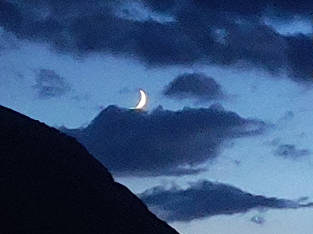 wilhelm_2112's tweet image. Spunta la luna dal monte, con la sua gobba a ponente.