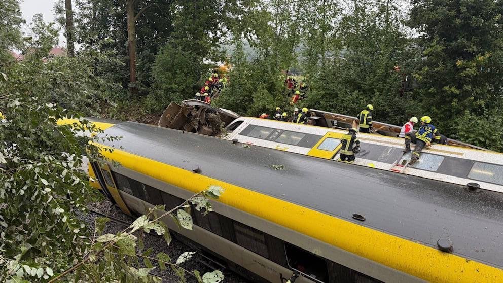 SnapMediaLive's tweet image. 🚨 ⚠️ Passenger Train Derails in Southern Germany — At Least Three Killed, Scores Injured
📍 Riedlingen, Baden-Württemberg, Germany – July 27, 2025
⸻
🔍 Deadly Regional Express Crash
• A Deutsche Bahn regional express derailed at 6:10 PM local time with about 100 passengers.…