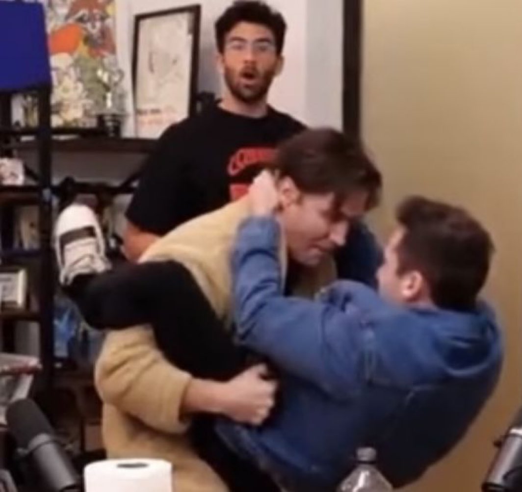 lazarusmeowy6's tweet image. jared everytime he’s in the proximity of jenmish