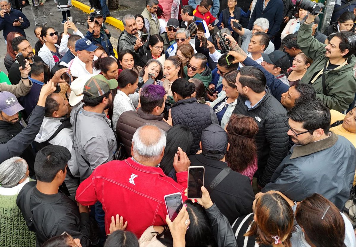 juanbaaq's tweet image. La Presidenta @Claudiashein anunció la construcción de la Línea 4 del Cablebús en la #CDMX
👉 Conectará Tlalpan con Coyoacán
👉 Será la más larga del mundo con una longitud de 11.4 kilómetros
“Desde que estuve aquí en Tlalpan imaginamos, soñamos poder ir por los aires hasta…
