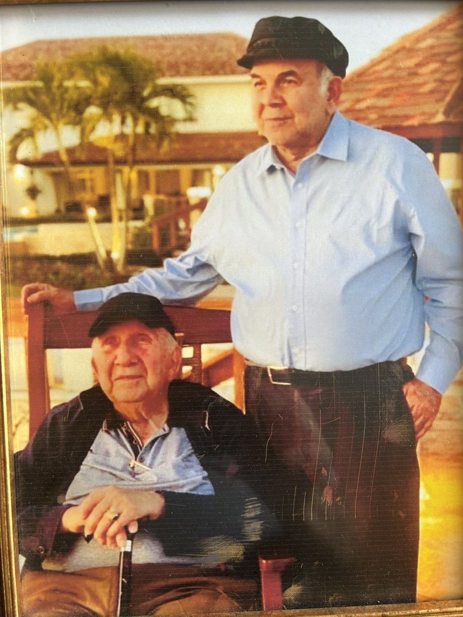 pelegrinc's tweet image. Hoy día de los Padres doy gracias al Padre Bueno que nos dio a este gran padre…Hoy felicitamos a todos los padres en su día… tanto a los naturales y espirituales…como a los abuelos, tíos y compadres que ejercen la paternidad social en ese tesoro que es la familia extendida……