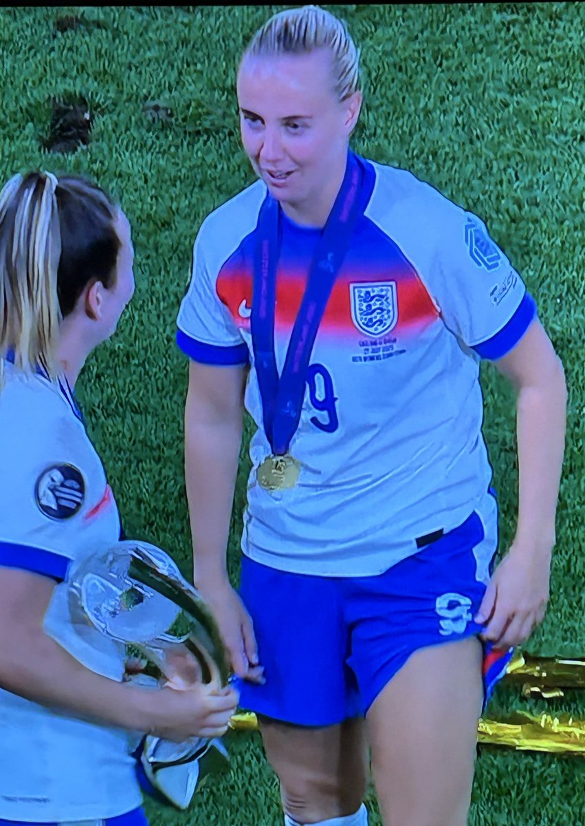DT_VIPsuppawt's tweet image. Massive congrats to the #englandlionesses on winning #Euro2025 ⚽️   
Special 💛 to @_esmemorgan and @bmeado9 - who have supported @DogsTrust in the past - on a great tournament 👏 👏 🏆