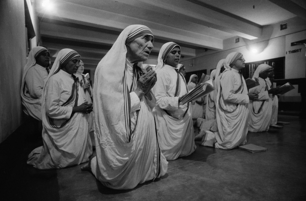 Madre Teresa di Calcutta diceva: ''Ogni mattina ricevo Gesù nell'Eucarestia, poi Lo porto per le strade di Calcutta nei poveri che incontro ''. Un giornalista le chiese: ''Come fate a vedere Gesù in quei corpi sofferenti?''. Lei rispose: ''Lo stesso Gesù che ricevo nella