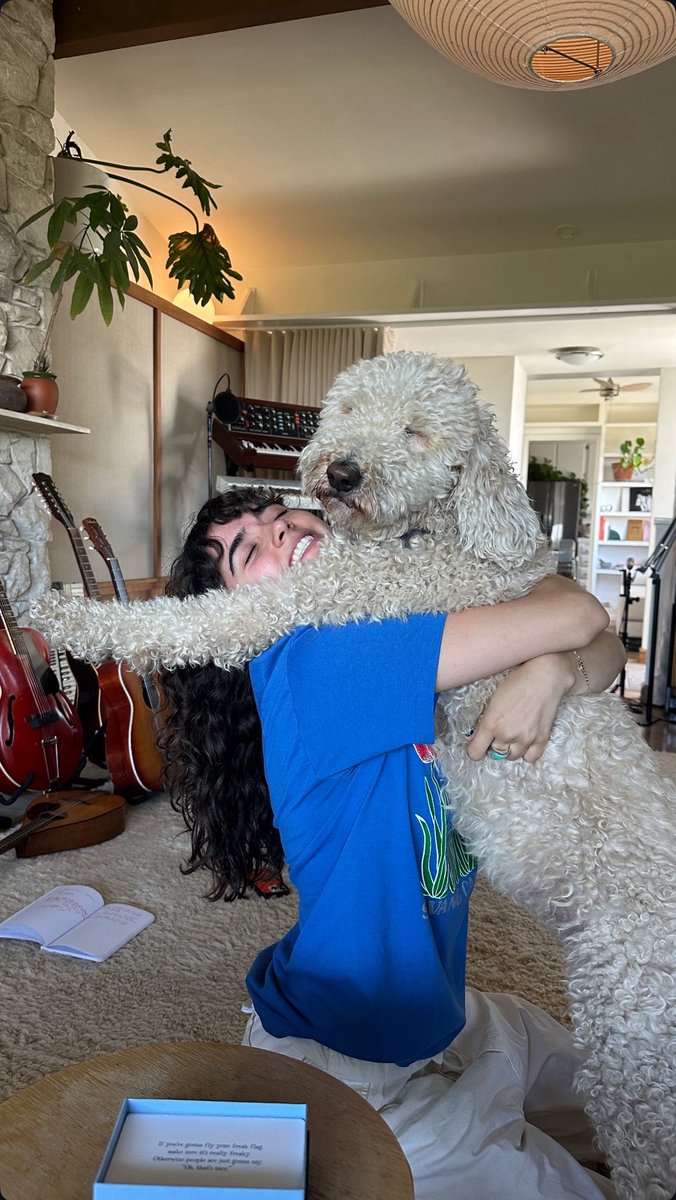emsrodrigo's tweet image. oh the dog is definitely enjoying the hug
