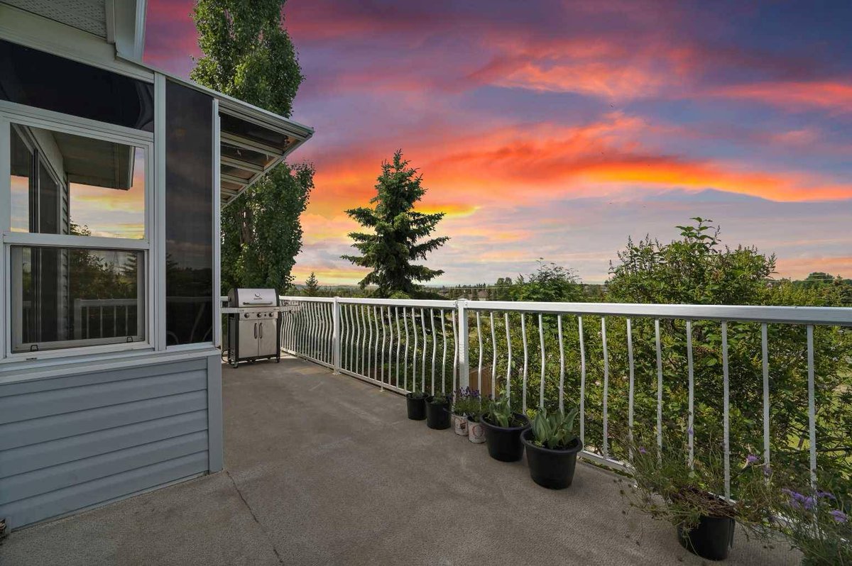 RyanParry's tweet image. Discover this stunning Tuscany home! 🏡 With 3 beds, 4 baths, and over 2,500 sq. ft., enjoy breathtaking mountain views, a walkout basement suite, solar panels, and an EV charging st.Perfect for multigenerational living! 🌳🍎 Open house this weekend!ryanparry.com/d8rcfud8