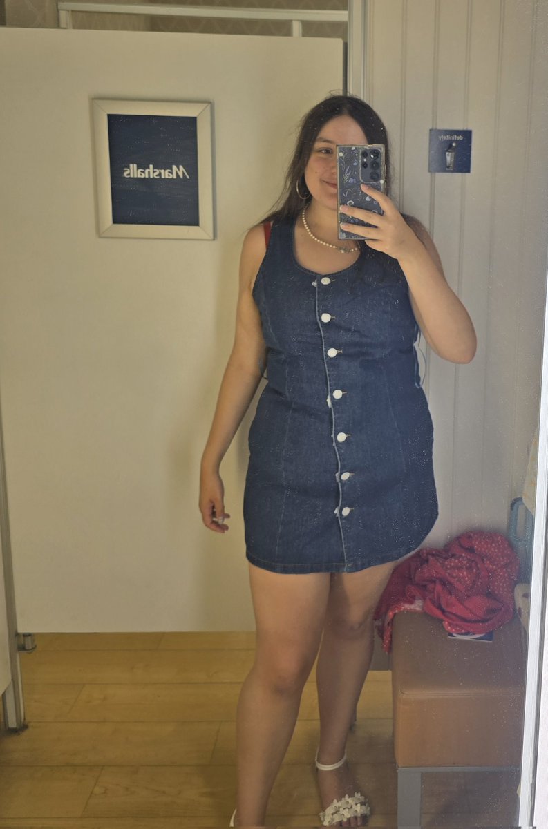 Cw// weight loss discussion 
.
.
.
.
.
.
.
.
.
This is the first time in my life I've genuinely been happy with my body in a dressing room trying on clothes 😭😭😭😭🩷