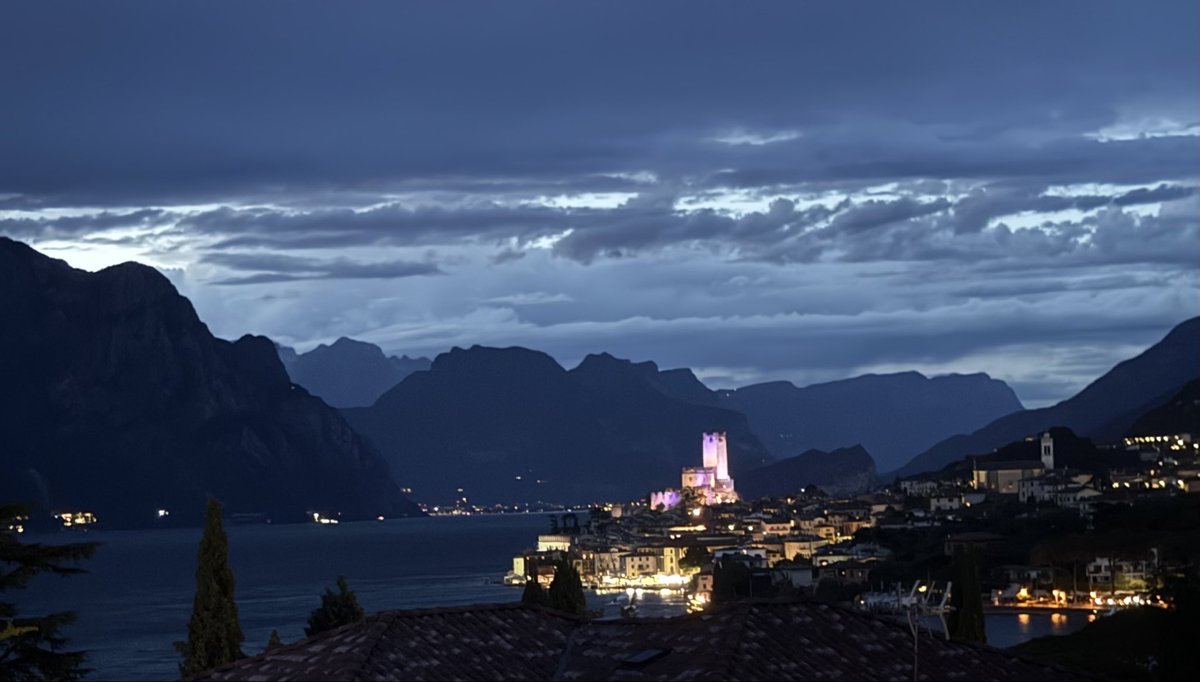 In Zeiten des grausamen #Klimawandel #Malcesine #Gardasee stabil. PS: Der Lago hat noch Wasser. Grüße gehen raus an die #Gruenen