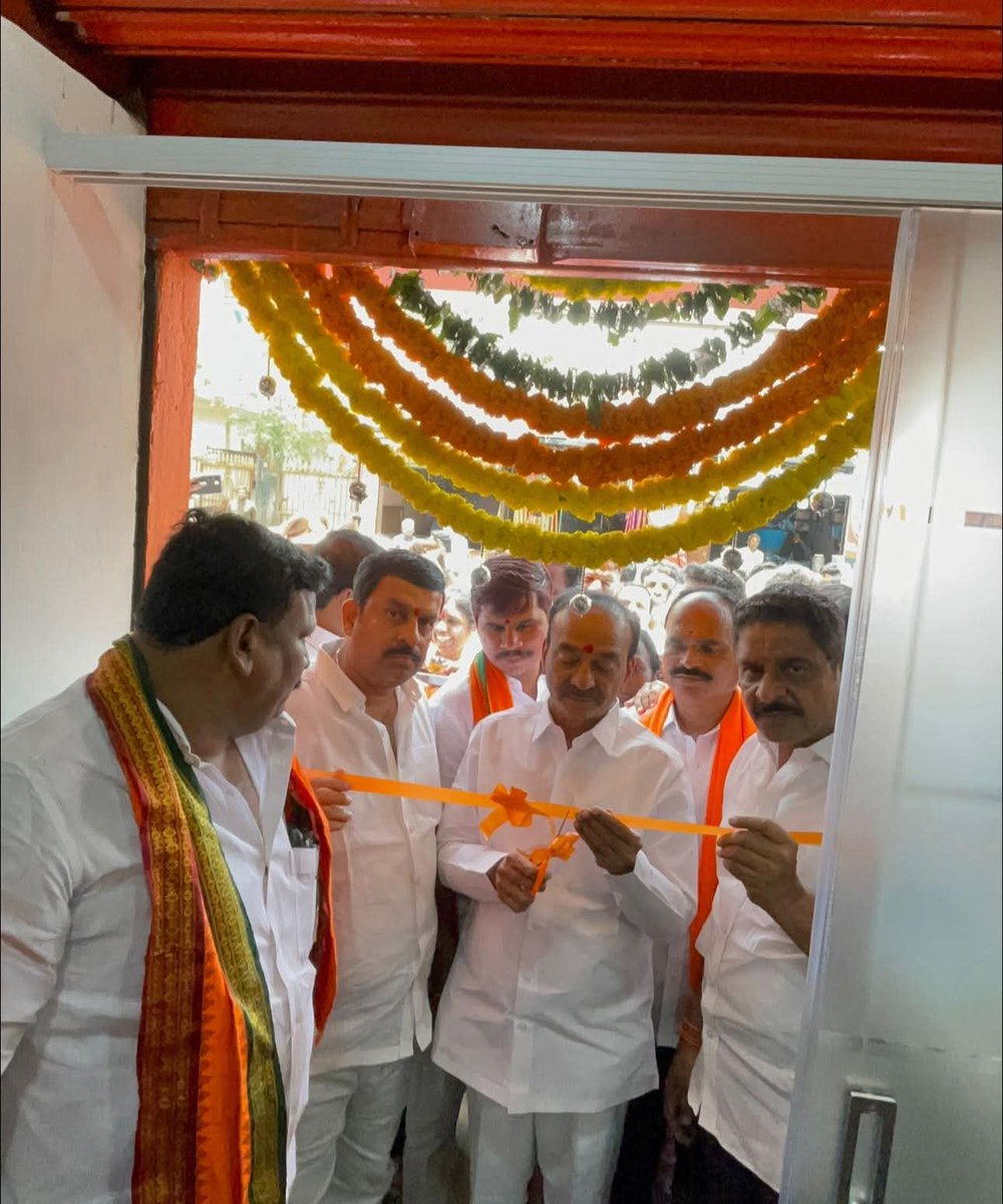 Eatala_Rajender's tweet image. 📍బాలానగర్ డివిజన్.
డివిజన్ అధ్యక్షులు డాక్టర్ కిరణ్ గారి ఆధ్వర్యంలో డివిజన్ లో బిజెపి నూతన పార్టీ కార్యాలయాన్ని ప్రారంభించడం జరిగింది.
ఈ కార్యక్రమంలో కూకట్పల్లి అసెంబ్లీ ఇంచార్జి శ్రీ మాధవరం కాంతారావు గారు, బీజేపీ రాష్ట్ర కార్యవర్గ సభ్యులు శ్రీ వడ్డేపల్లి రాజేశ్వరరావు గారు,…