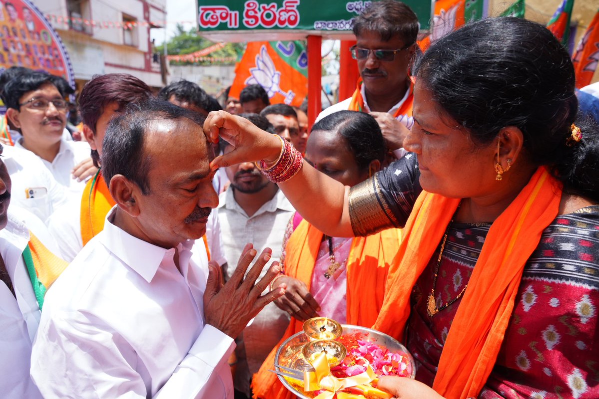 Eatala_Rajender's tweet image. 📍బాలానగర్ డివిజన్.
డివిజన్ అధ్యక్షులు డాక్టర్ కిరణ్ గారి ఆధ్వర్యంలో డివిజన్ లో బిజెపి నూతన పార్టీ కార్యాలయాన్ని ప్రారంభించడం జరిగింది.
ఈ కార్యక్రమంలో కూకట్పల్లి అసెంబ్లీ ఇంచార్జి శ్రీ మాధవరం కాంతారావు గారు, బీజేపీ రాష్ట్ర కార్యవర్గ సభ్యులు శ్రీ వడ్డేపల్లి రాజేశ్వరరావు గారు,…