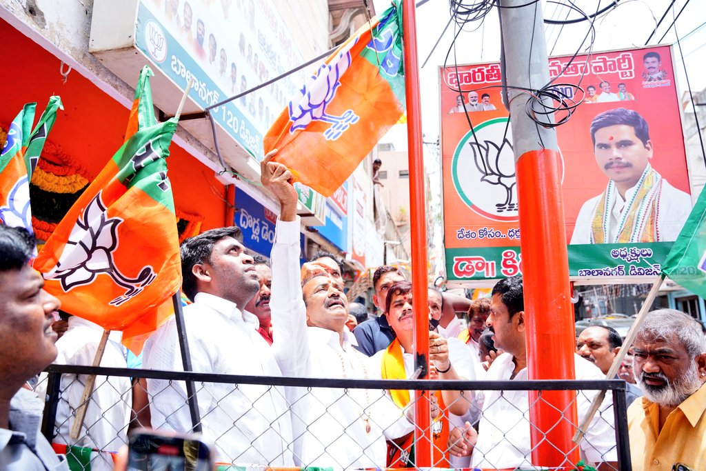Eatala_Rajender's tweet image. 📍బాలానగర్ డివిజన్.
డివిజన్ అధ్యక్షులు డాక్టర్ కిరణ్ గారి ఆధ్వర్యంలో డివిజన్ లో బిజెపి నూతన పార్టీ కార్యాలయాన్ని ప్రారంభించడం జరిగింది.
ఈ కార్యక్రమంలో కూకట్పల్లి అసెంబ్లీ ఇంచార్జి శ్రీ మాధవరం కాంతారావు గారు, బీజేపీ రాష్ట్ర కార్యవర్గ సభ్యులు శ్రీ వడ్డేపల్లి రాజేశ్వరరావు గారు,…