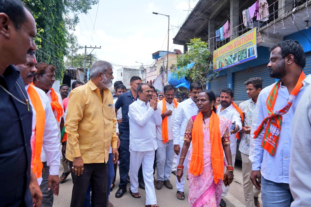 Eatala_Rajender's tweet image. 📍బాలానగర్ డివిజన్.
డివిజన్ అధ్యక్షులు డాక్టర్ కిరణ్ గారి ఆధ్వర్యంలో డివిజన్ లో బిజెపి నూతన పార్టీ కార్యాలయాన్ని ప్రారంభించడం జరిగింది.
ఈ కార్యక్రమంలో కూకట్పల్లి అసెంబ్లీ ఇంచార్జి శ్రీ మాధవరం కాంతారావు గారు, బీజేపీ రాష్ట్ర కార్యవర్గ సభ్యులు శ్రీ వడ్డేపల్లి రాజేశ్వరరావు గారు,…