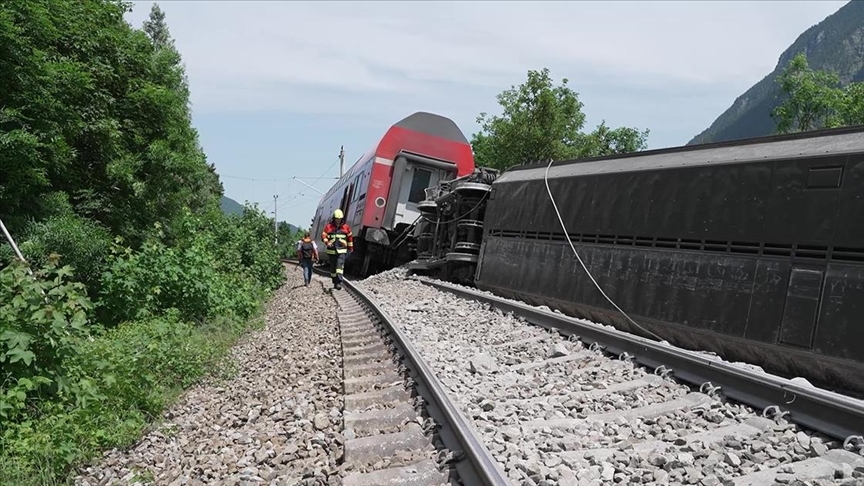 TurkishIndy's tweet image. Almanya'da yolcu treni raydan çıktı: Ölü ve yaralılar var
indyturk.com/node/762456/