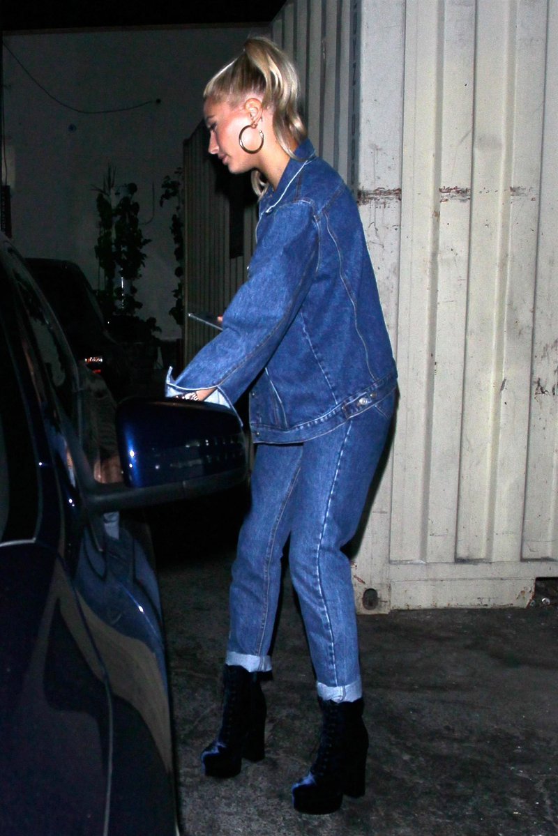hbthrowbacks's tweet image. Hailey @haileybieber leaving Craig’s restaurant in Los Angeles, CA (July 27, 2017)