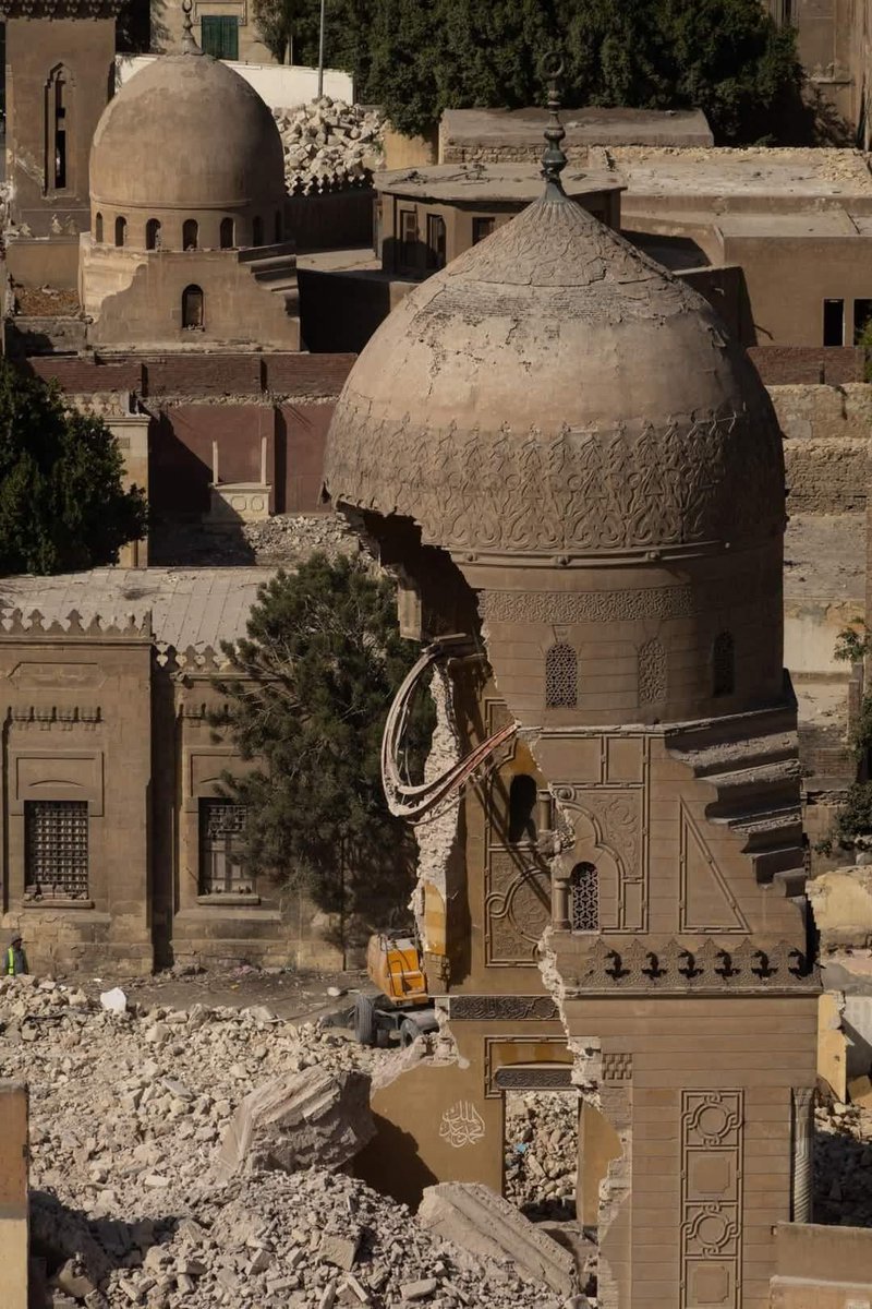 NazemiNazi's tweet image. تو اروپا هر جا راه بری انگار پرت شدی به حداقل ۱۰۰ سال پیش به همراه تکنولوژی روز!
قشنگ برای سکانس فیلم های تاریخی شون کافیه فقط ماشین ها رو حذف و فقط نوع پوشش رو تغییر بدن بدون نیاز به شهرک سینمایی!
اما شرق اسرار عجیبی تو حذف هویت و فرهنگ خودش داره!
نمی دونم دستایی تو کاره یا…