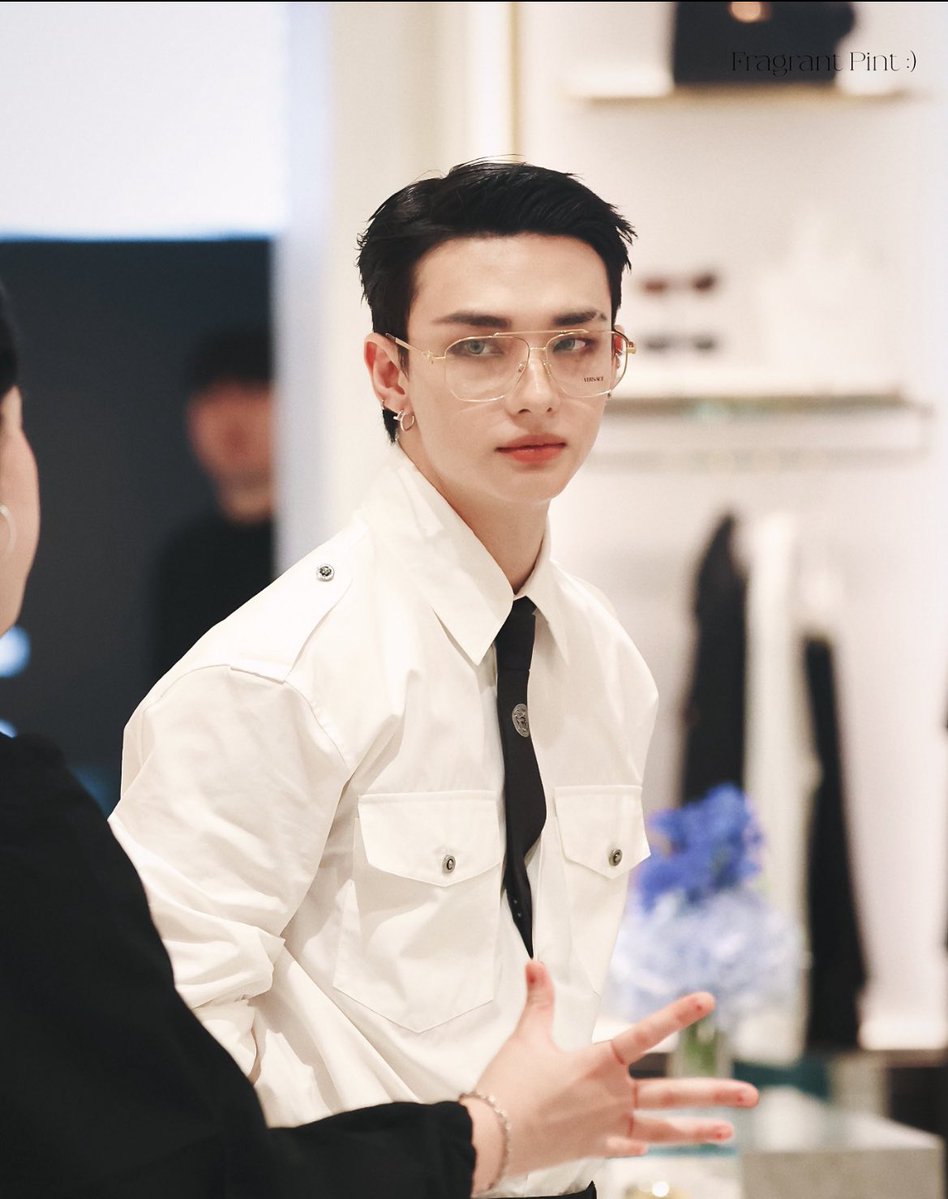 HHJCentral's tweet image. ℹ️ A Versace Postcard event will be held in both Japan and Korea!
According to Japanese fans, starting August 8, for every purchase at VERSACE stores in Japan, customers will receive one random Hyunjin postcard (3 types, limited to 1,000 pieces).
The Hyunjin poster previously…