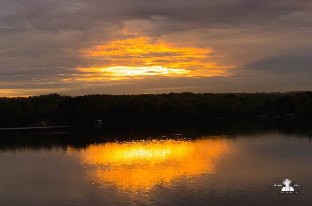 MikeToddRealMi1's tweet image. As the sun fades at the lake house ๐ก