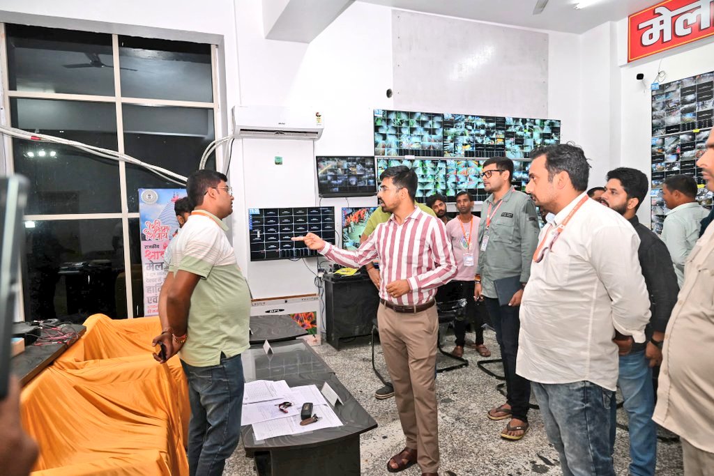 DCDeoghar's tweet photo. राजकीय श्रावणी मेला, 2025 के तीसरी सोमवारी को लेकर #IMCR का निरीक्षण कर प्रतिनियुक्त अधिकारियों को सजग रहकर कार्य करने का निर्देश दिया। मेला क्षेत्र की निगरानी के साथ विधि व्यवस्था एवं सुरक्षा के दृष्टिकोण से कंट्रोल रूम का काफी महत्वपूर्ण स्थान है।
@JharkhandCMO @BaidyanathDhaam https://t.co/usog6dhK0c