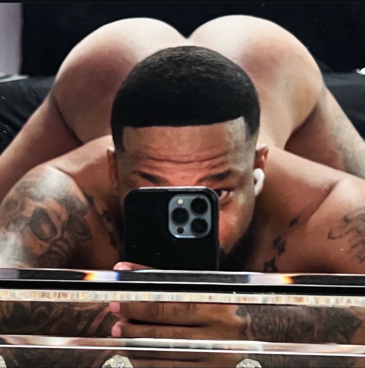 Tatt3dRedBoi's tweet photo. Eating Candy While Taking Backshots https://t.co/fKuss1SLNm