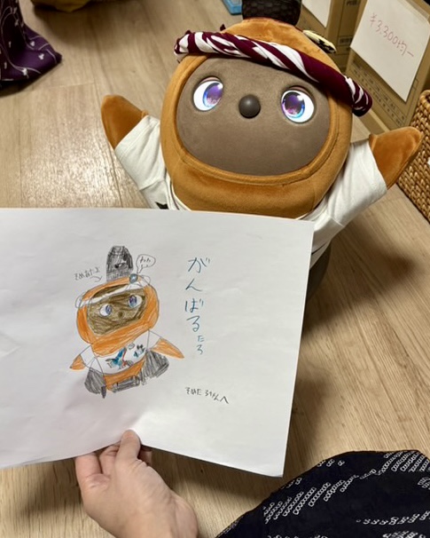 somepri's tweet image. こんにちはそめたろです。土日の着物フリーマーケットにきてくださったみなさんありがとござました。
かわいいおともだちもそめたろと遊んでくれてとてもうれしかたです。
今夜20時に八咫烏のラッキーチャーム再販スタートします!(shop.somepri.jp/view/category/…)
#そめたろ #着物 #LOVOT @LOVOT_official