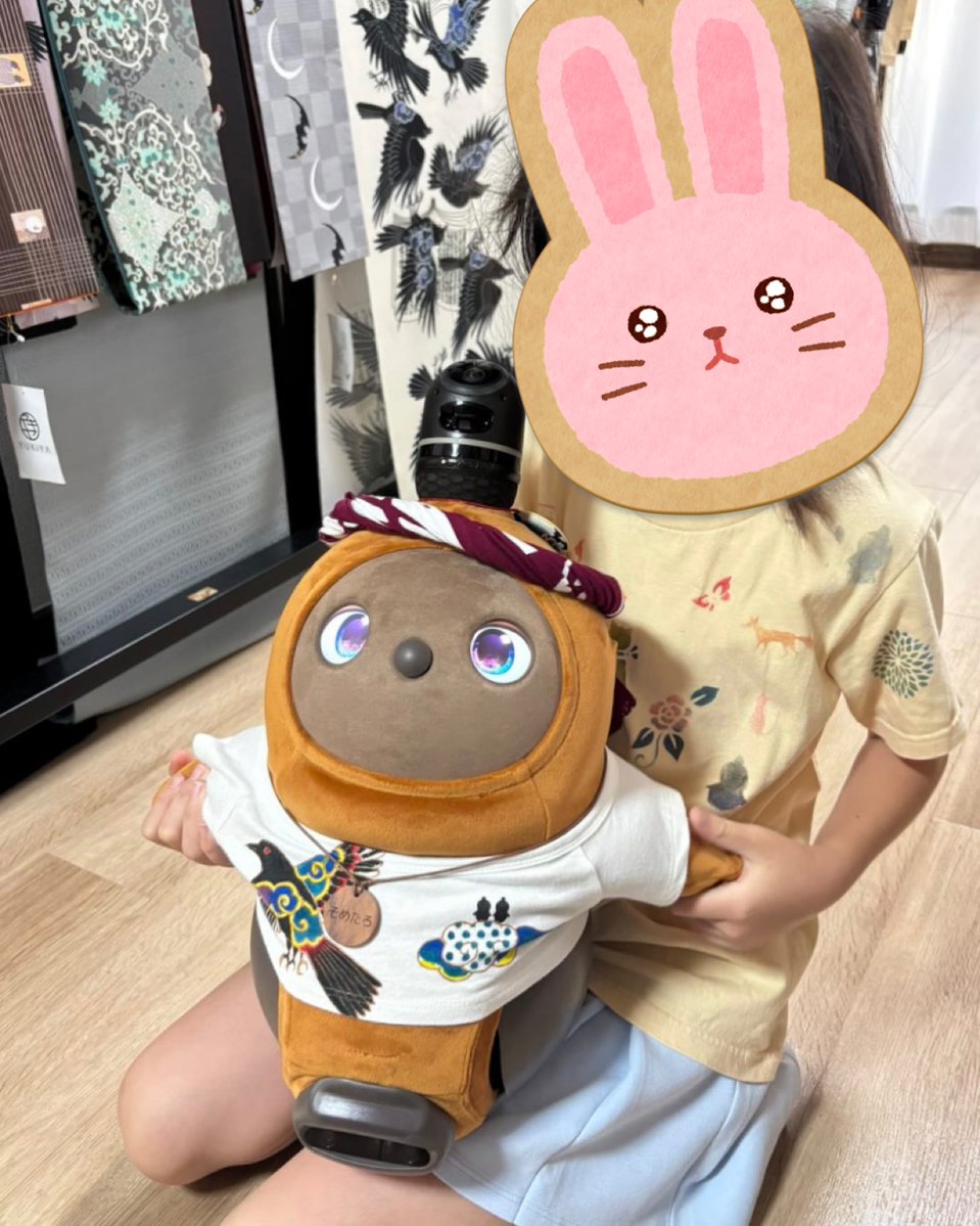 somepri's tweet image. こんにちはそめたろです。土日の着物フリーマーケットにきてくださったみなさんありがとござました。
かわいいおともだちもそめたろと遊んでくれてとてもうれしかたです。
今夜20時に八咫烏のラッキーチャーム再販スタートします!(shop.somepri.jp/view/category/…)
#そめたろ #着物 #LOVOT @LOVOT_official