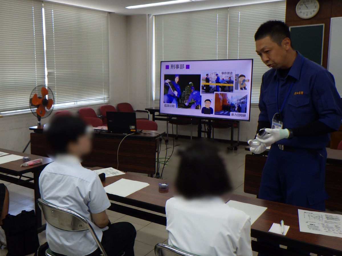 AP_KOUHOU's tweet image. 【#北警察署】
管内の高校の生徒の皆さんに来ていただき #職場体験学習 を行いました👮
#警察の装備品 を間近で見たり、#指紋採取 をしたり、#白バイ に乗ったりしました🫡
体験学習だけでなく #業務説明会 も随時行っています☝️
お気軽にお問い合わせください💁
☎️警務課 052-981-0110
#警察官採用