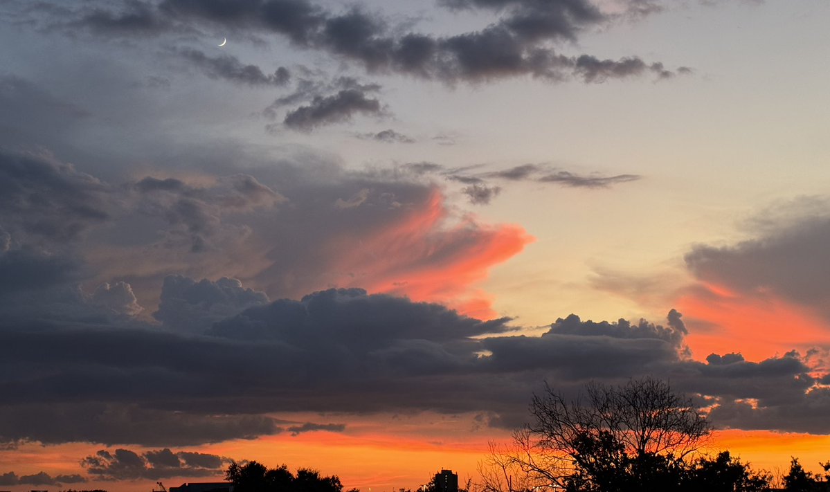 mtorringaffney's tweet image. The sickle moon in the clouds (upper left) is pretty cool.