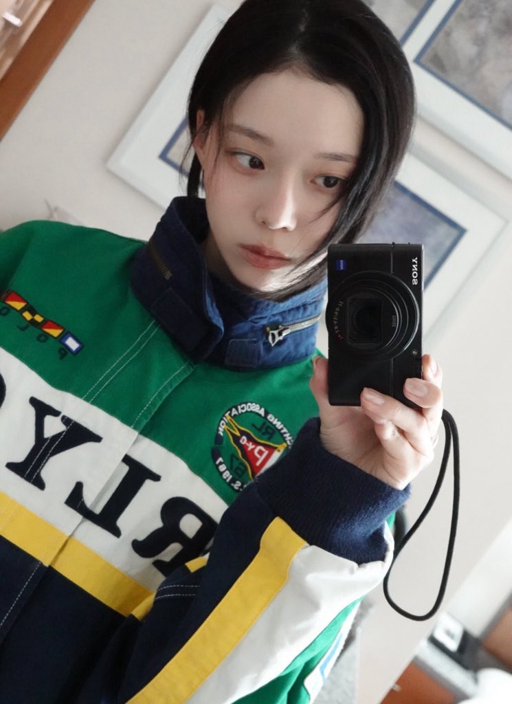 carrotnuggetz's tweet image. love these type of jackets on her