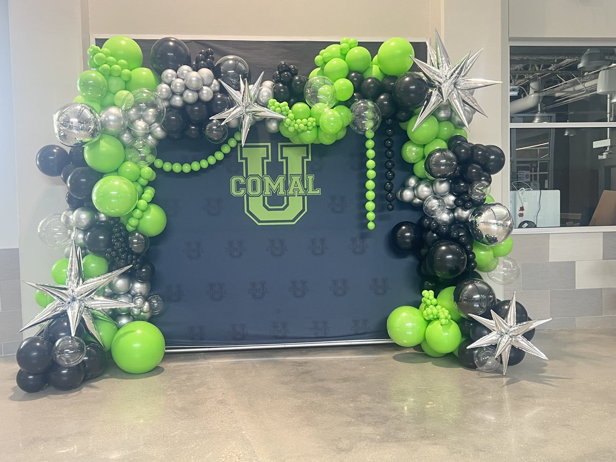We're ready for a great week of learning at Comal U! Come take a picture with your colleagues at this beautiful photo booth! Tag #ComalU25 📸