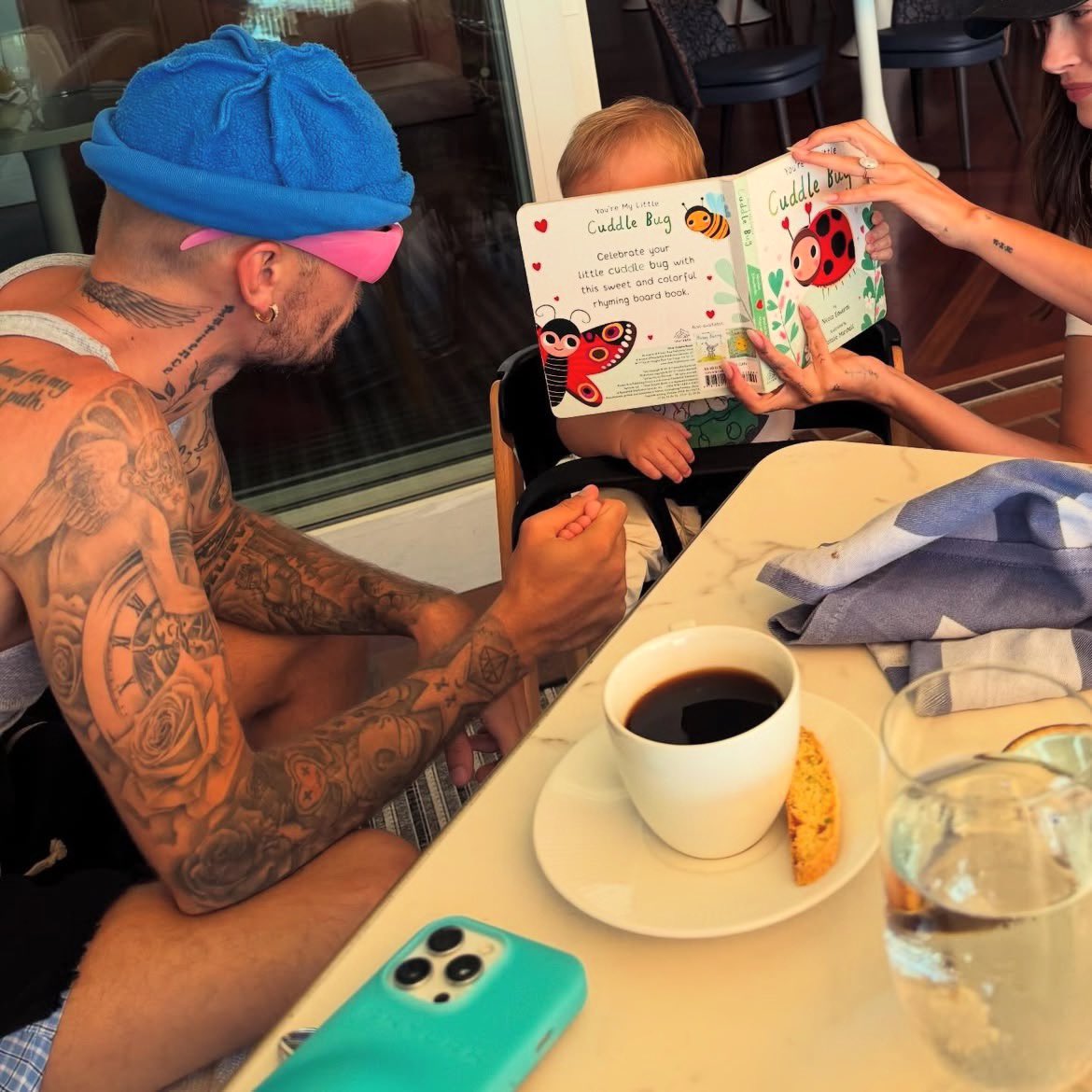 hbitualz's tweet image. o justin segurando o pézinho do jack vou chorar eu amo minha família
