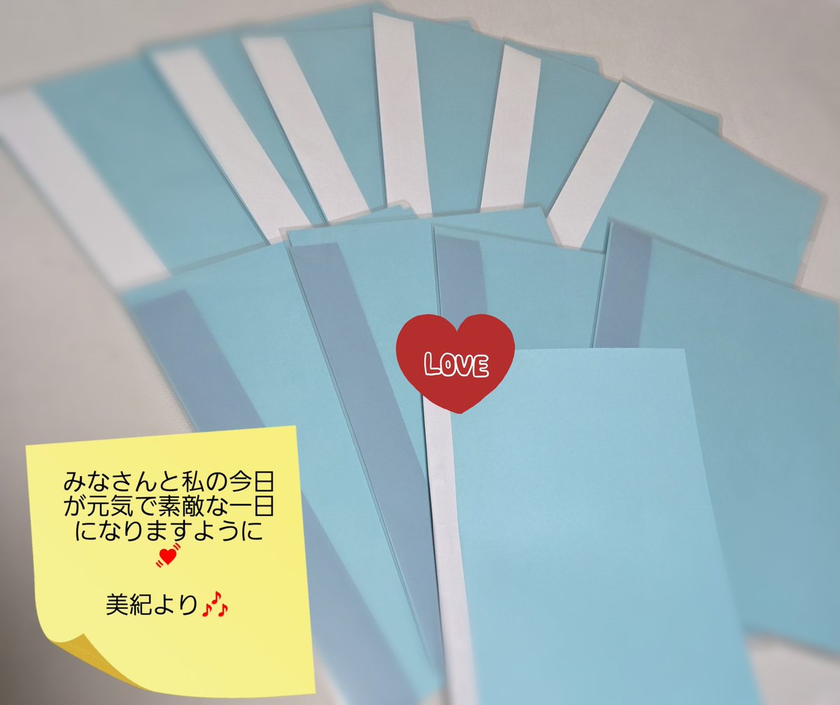 19mikitakahashi's tweet image. おはようございます❤今日は一段と暑いですが、朗読劇の台本の表紙を並べたら一気に涼しくなりました✨本番当日は舞台上にこれが並ぶと思うとワクワクが止まりません😆💕ただ私も一緒に並ぶので客席からは観れないですが😅 でもその分お客様に観ていただけたら幸せなのでよろしくお願いいたします🙇💕