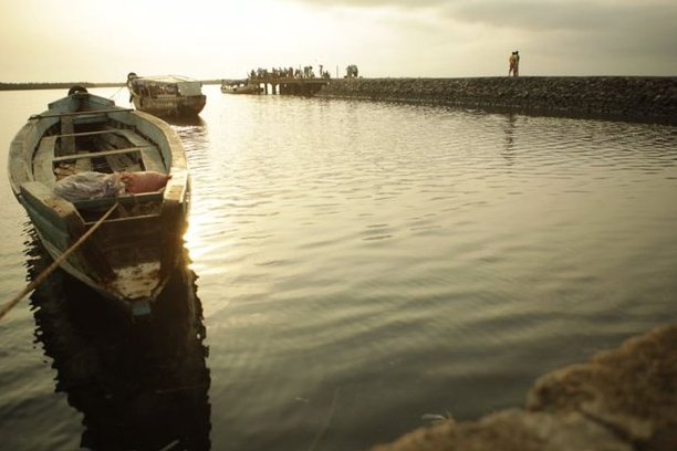 AidaBSanchez's tweet image. "Un libro, una hamaca, una buena sombra, una brisa agradable, los amigos y el mar. (...) ¿Para qué más? La vida es bella y atroz".
El humo del verano #ManuelVicent elpais.com/opinion/2025-0…