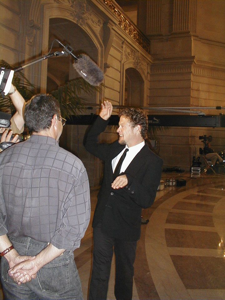 solarwesi's tweet image. i love this photo. why is he swatting like a little kitty cat. how delightful !!
