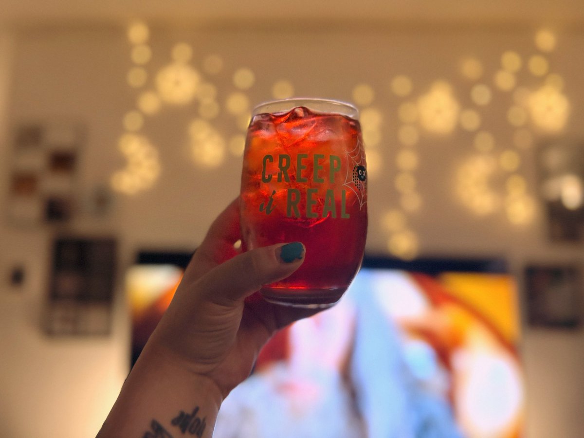 sobrittgoes's tweet image. vodka crans &amp;amp; lotr 🖤