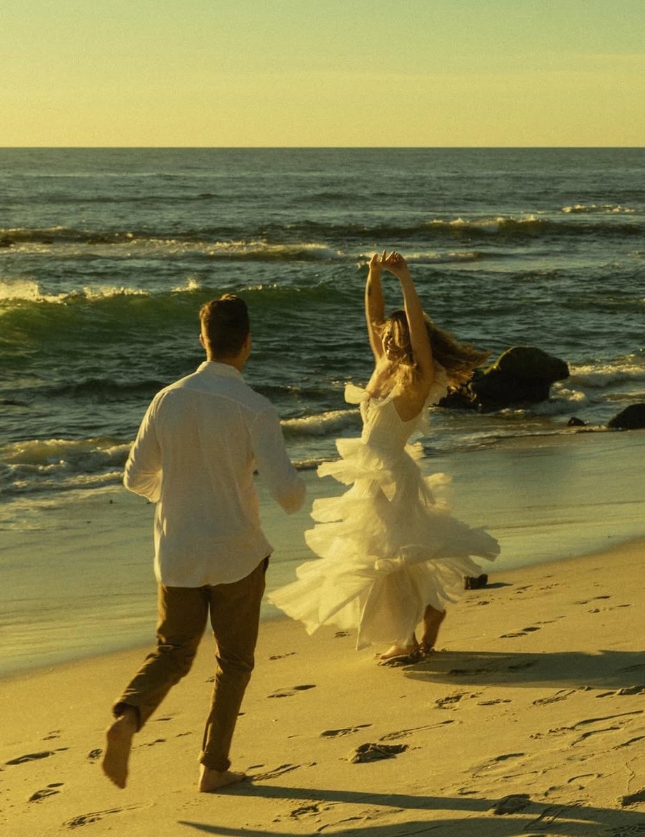 Algunas personas van a escapar de la tormenta que eres, otras van a elegir mojarse contigo.

☔️✨️